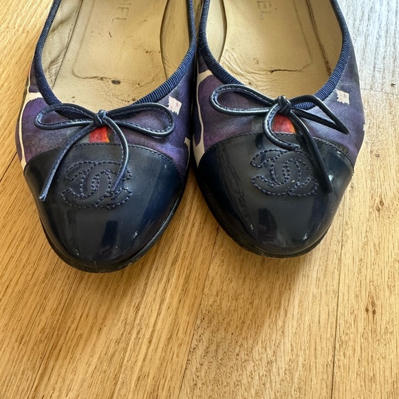 CHANEL Multicolor Abstract Printed Patent Leather CC Cap Toe Ballerina Flats - Picture 9 of 14